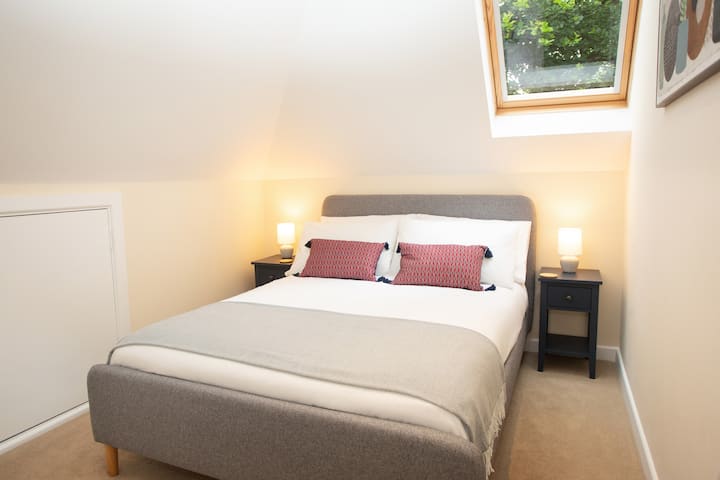 החדר הכפול שלנו כולל מיטה זוגית נוחה, המספקת שפע של מקום לאורח אחד או שניים להירגע ולנוח אחרי יום של סיור באזור הכפרי. 