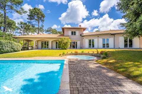 Lake & ocean villa in the pine forest