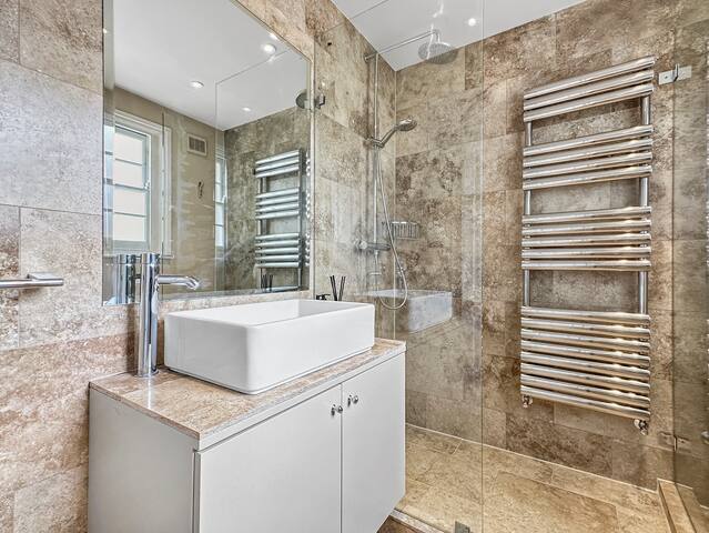 3 bedroom house behind Harrods gallery image 5