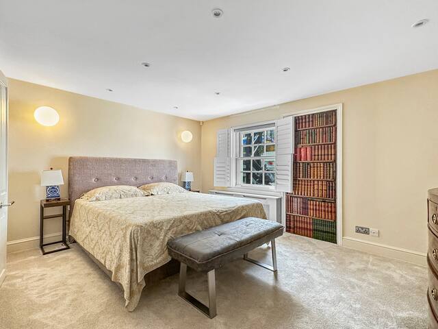 3 bedroom house behind Harrods gallery image 4