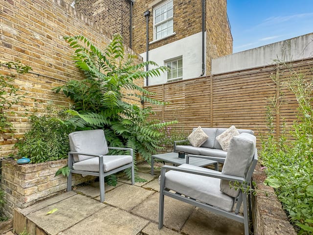 3 bedroom house behind Harrods gallery image 3