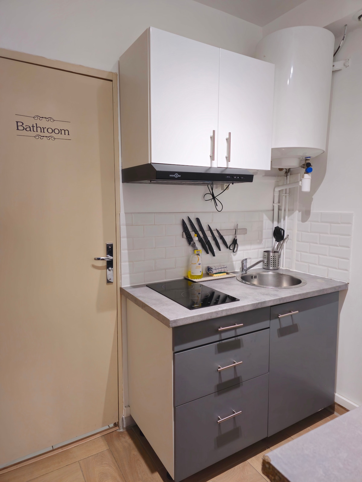 Top Airbnb: 702 Functional studio close to metro 9 and Paris à Bagnolet