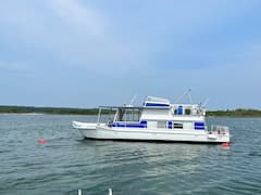 Houseboat+Anchored+in+Cayo+Verde+in+Key+North