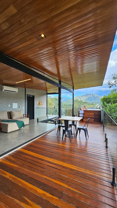 High-end home with Jacuzzi, spectacular view