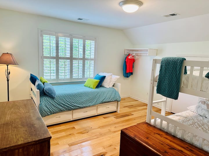 Bunk Room ka 2 dyshekë të plotë në Bunk dhe 2 Binjakë në Trundle