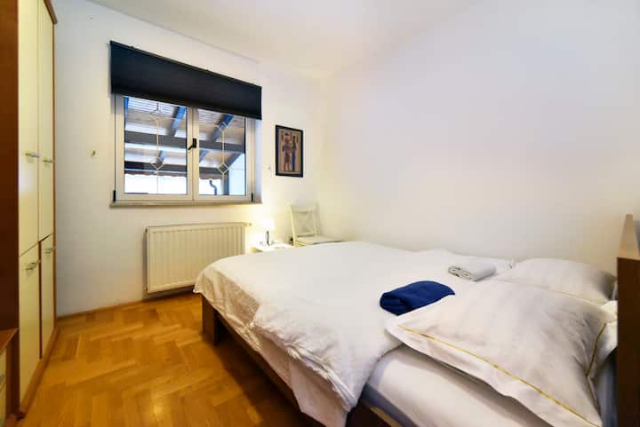 Zkittlez Raum für zwei Personen im Erdgeschoss, Blick auf eine ruhige Straße und Eingang in den Norden mit eigenem Bad und einem großen Kleiderschrank 