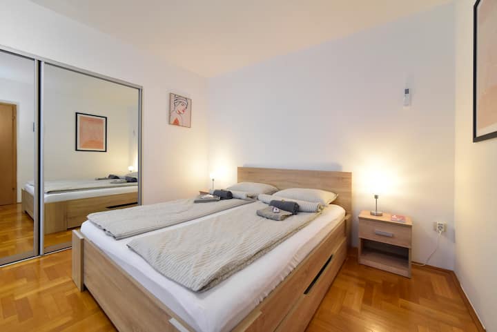 KIng Louis Wohnung mit eigenem Bad und Balkon, ideal für Pärchen