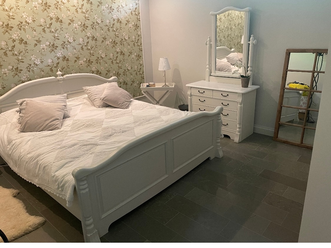 Das Schlafzimmer ist im Sommer sehr ruhig und kühl.