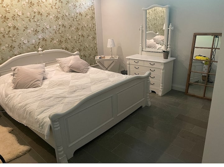 Sypialnia jest bardzo cicha i chłodna w lecie.