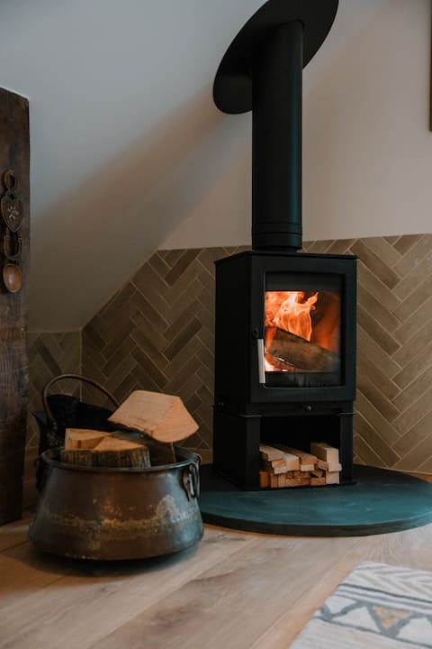 Idyllic retreat with views, hot tub & logburner.