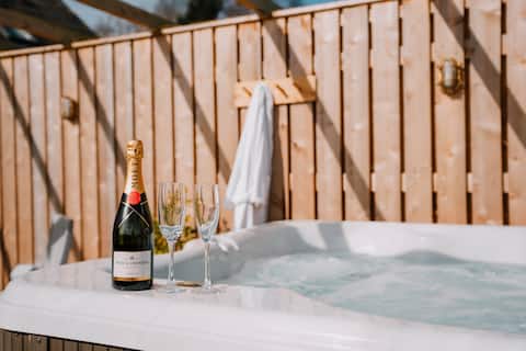 Idyllic retreat with views, hot tub & logburner.