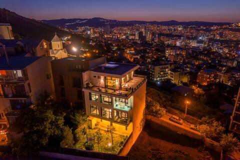 Entire House - Cityscape Retreat: The View