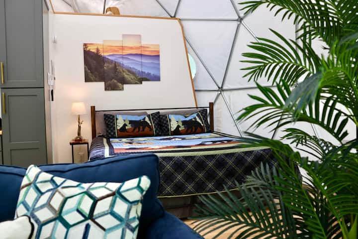 Ponorte sa do luxusu na našej manželskej posteli s vyhrievanými prikrývkami na útulné a pokojné noci. Navrhnuté pre maximálne pohodlie, je to dokonalé útočisko po dni plnom dobrodružstva.