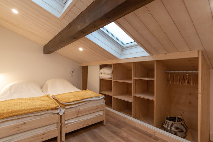 Dormitorio 3: todos los dormitorios  están equipados  con camas de hotel de calidad que pueden ser camas individuales o las camas se pueden cortar para hacer una cama grande tamaño king.