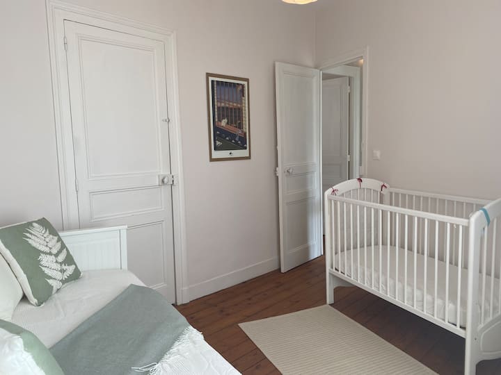 Quarto 3 com uma cama de solteiro e uma cama de bebê