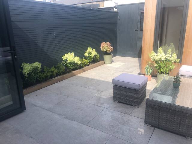 Entire House-Stylish 2 Bed-sun garden&home office gallery image 3