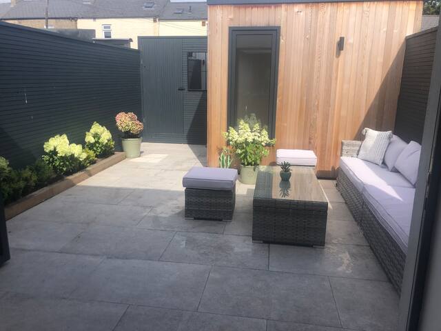 Entire House-Stylish 2 Bed-sun garden&home office gallery image 2