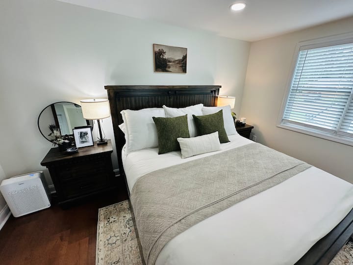 เตียงคิงไซส์แคลิฟอร์เนียพร้อมเครื่องนอนยูคาลิปตัสโต๊ะหัวเตียง 2 ตัวพร้อมโคมไฟอะแดปเตอร์ USB และผ้าห่มเพิ่มเติมในห้องนอนใหญ่ 