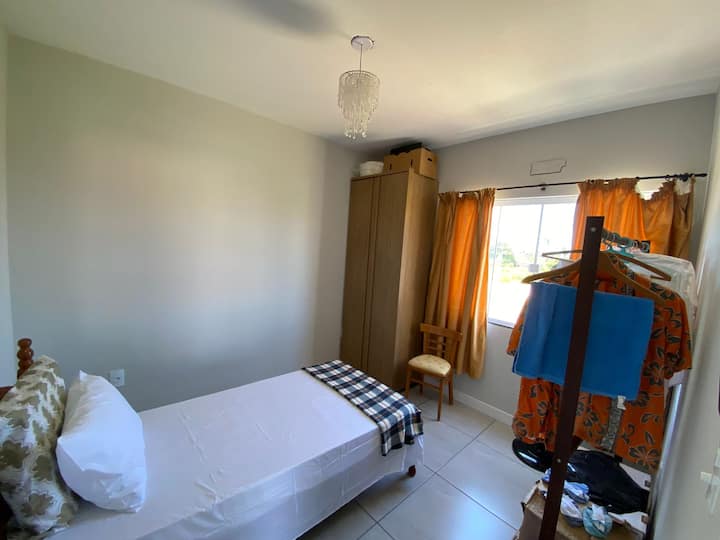 Svježa i svijetla soba s povišenim nogom.