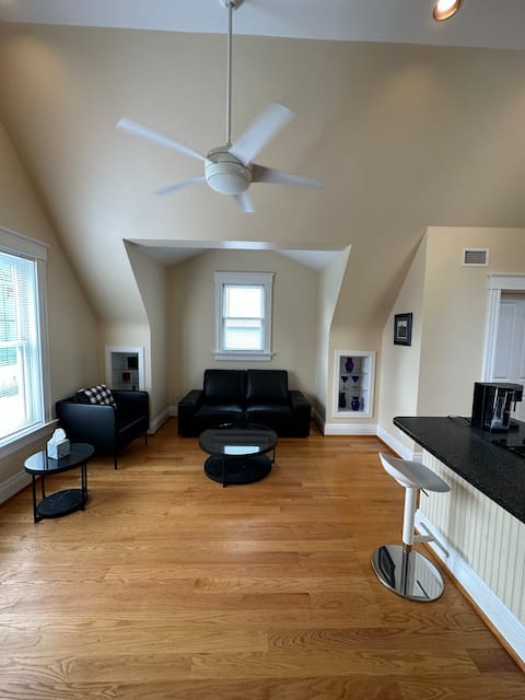 Top performing Airbnb: Bright & Cozy 1BR in Charming Mt Adams + Parking in Mt. Adams