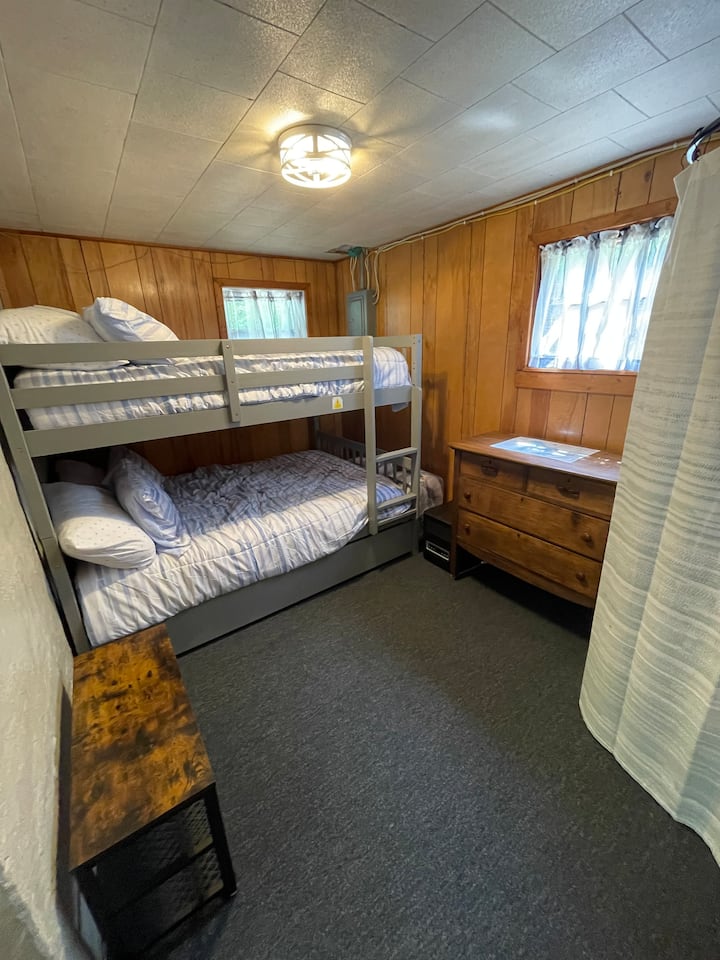 Това пълно двуетажно легло може да настани до четирима възрастни и има допълнително легло на колелца отдолу