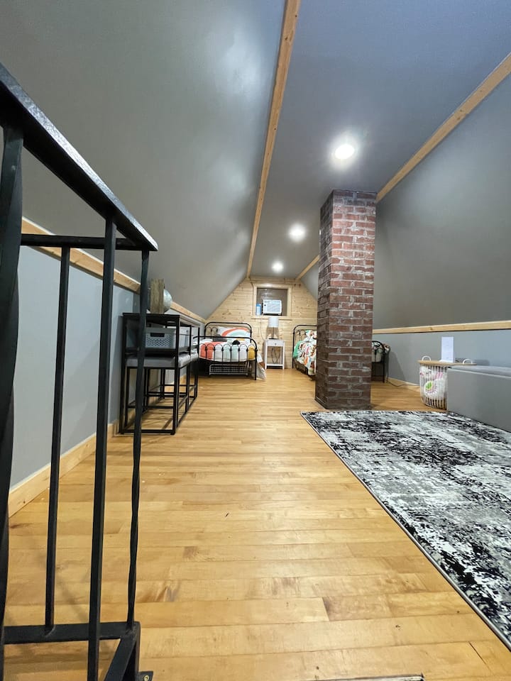 Лофтовете на горния етаж имат спираловидно стълбище, водещо към него, и две единични легла с допълнително легло в спалнята. На прозореца има и програмируем климатик, за да се чувствате комфортно на хладно през лятото. 