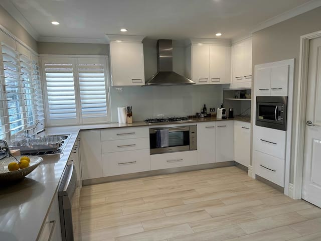 Spacious bright home close to shops and cafe’s