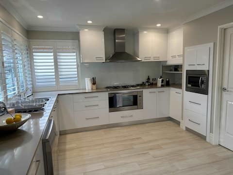 Spacious bright home close to shops and cafe's