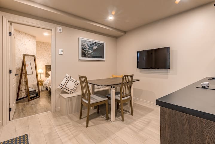 Two bedroom Escape in the Heart of Old Quebec