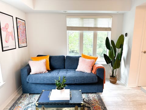 Popular Airbnb listing: Townhome with Private Rooftop Terrace in Spadina—Fort York