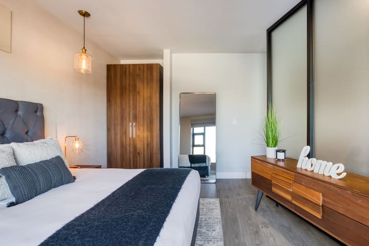 2nd bedroom with a Queen size bed and a closet.