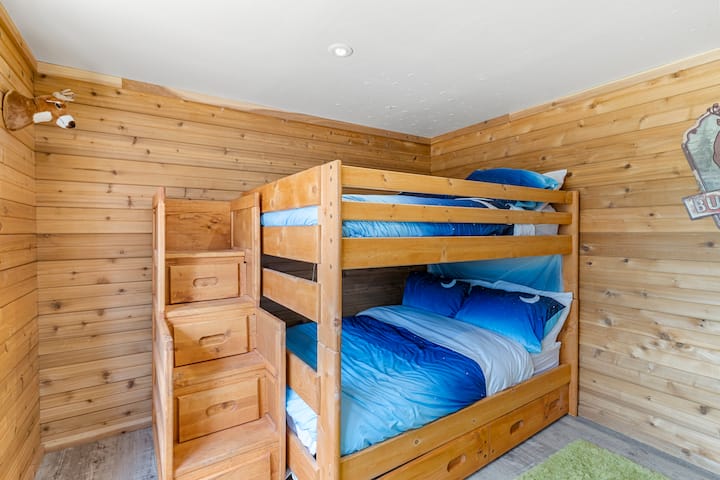 Двуетажни легла с двойни матраци на долното ниво на дома. В тази стая има и телевизор.