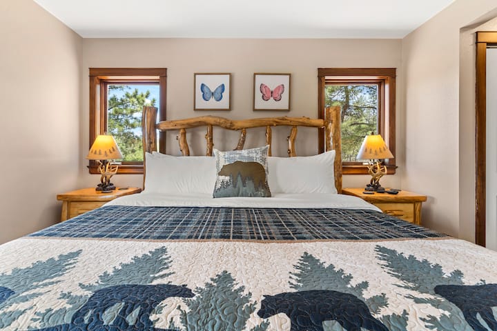 Спалня със суперголямо двойно легло. Свързана баня. В банята може да се влезе и от коридора. 