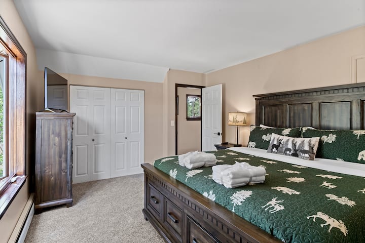 Спалня на горния етаж с двойно легло. В стаята има телевизор. 