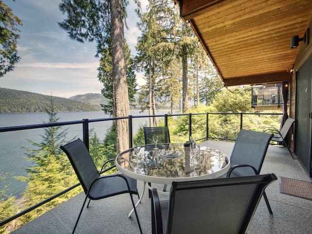 Oceanfront view 2 entertainment areas – Backyard