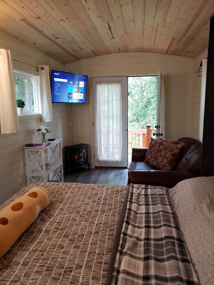 Nyumba ndogo ya Nchi ya Mvinyo - ukubwa wa malkia Kitanda cha Murphy kimefunguliwa