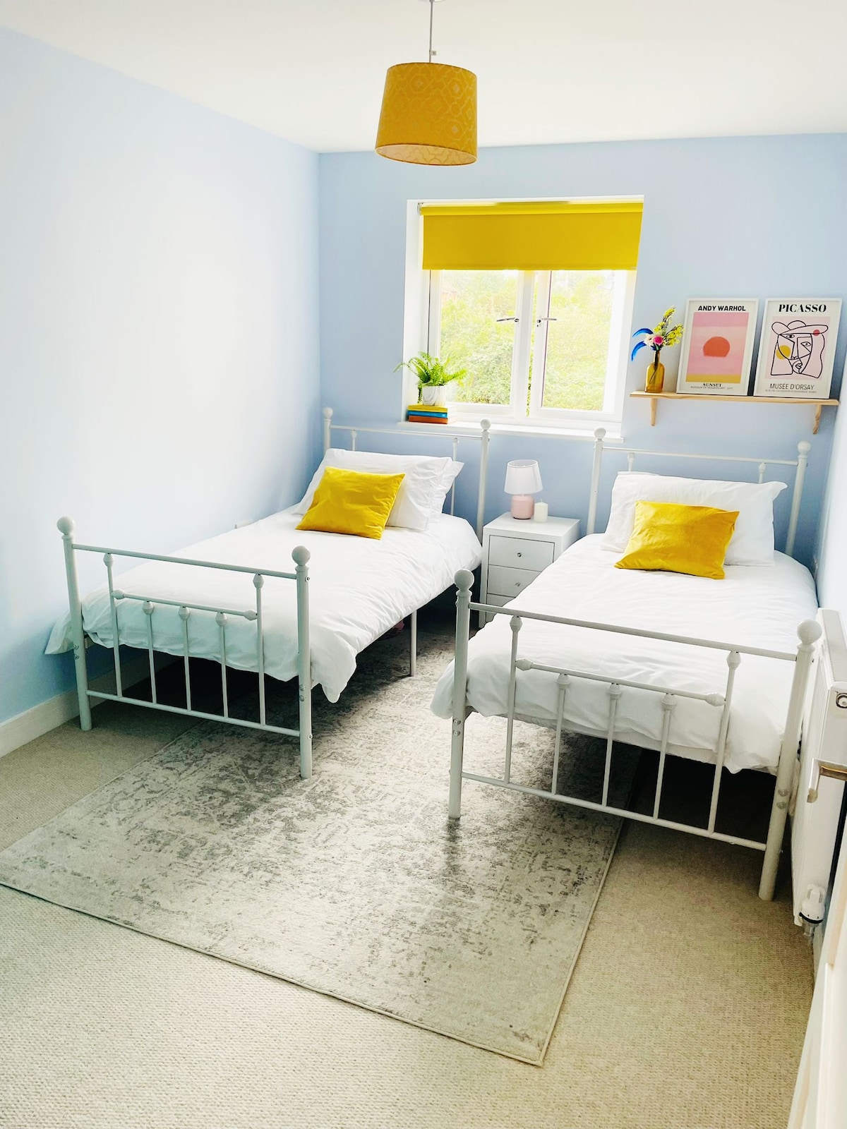 Druga spavaća soba. Svijetla i šarena soba u kojoj mogu spavati dvije osobe.

Opremljen je dvostrukim ormarom.

Pogled na zajednički vrt.