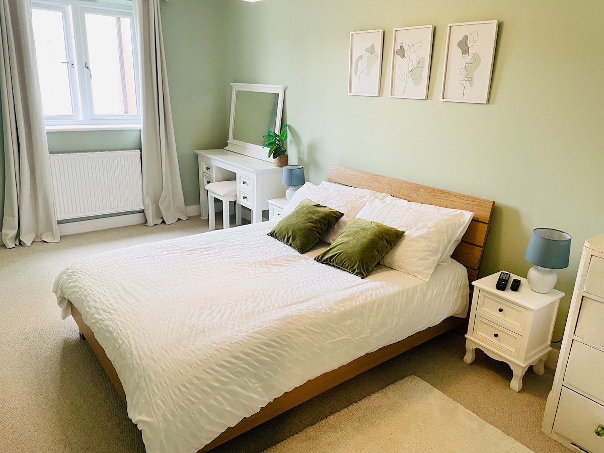 Zelena soba. Svježa i udobna dvokrevetna soba u kojoj spavaju dvije osobe.

Opremljen je pametnim televizorom, velikim ladicama, toaletnim stolom i sušilom za kosu.

Pogled na zajednički vrt.