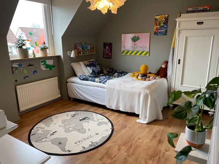 Spálňa 2 s výhľadom na záhradu.

1 posteľ, 120 cm.

Dostatok miesta na matrace na podlahe!
