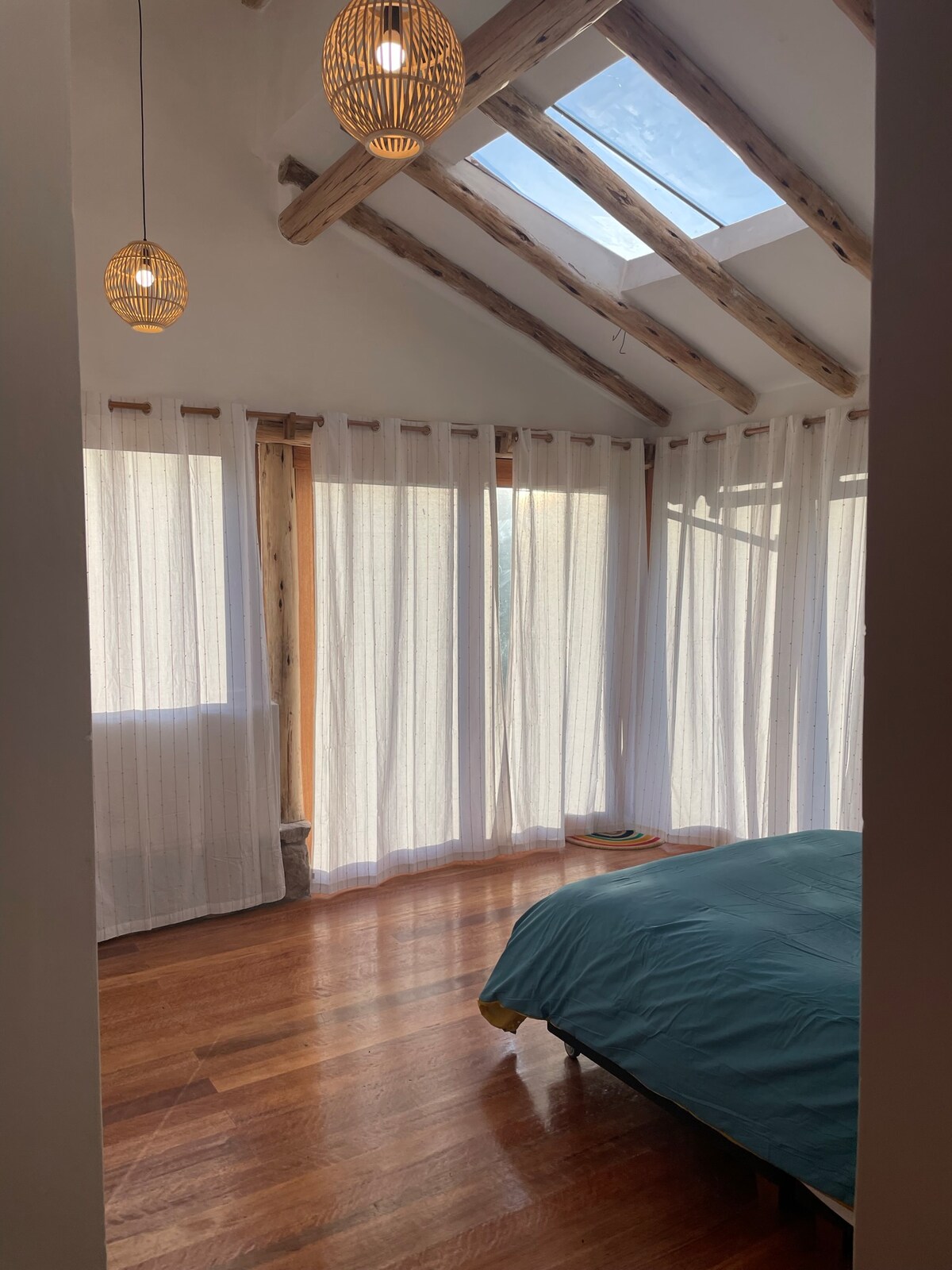 חדר שינה ראשי עם נוף