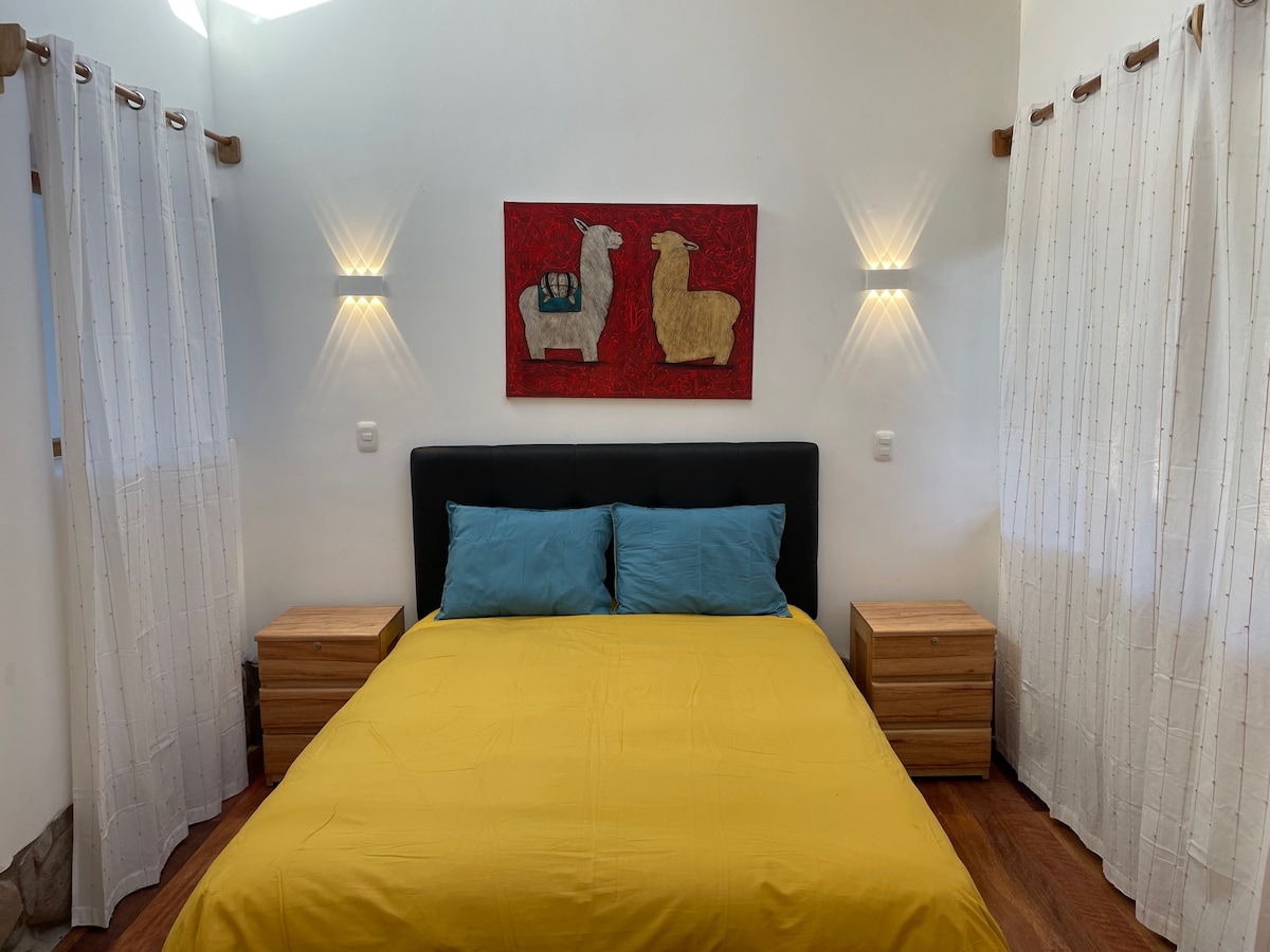 חדר אורחים עם חדר רחצה צמוד