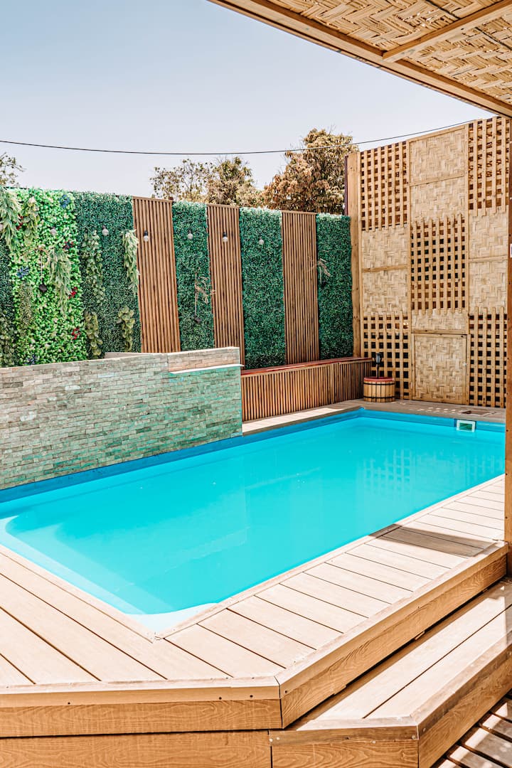 Cabin for 5 people with a gazebo and private hot tub + pool!