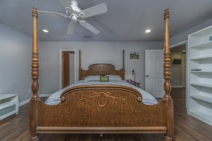 King size bed featured in the Master Bedroom, plenty of shelves for your belonging, large wall mounted smart tv and also 2 large windows with lake views.