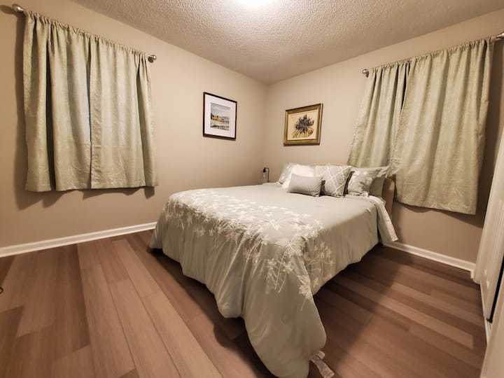 Queen bedroom with it's own Roku TV.