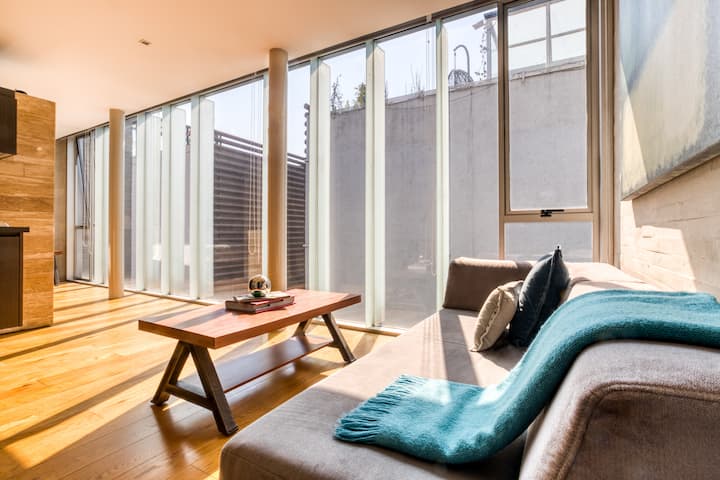 ห้องนั่งเล่นที่สะดวกสบายพร้อมเตียงโซฟา