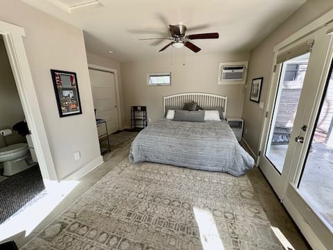 Successful Airbnb property: Fun and cozy "back house" in Hyde Park