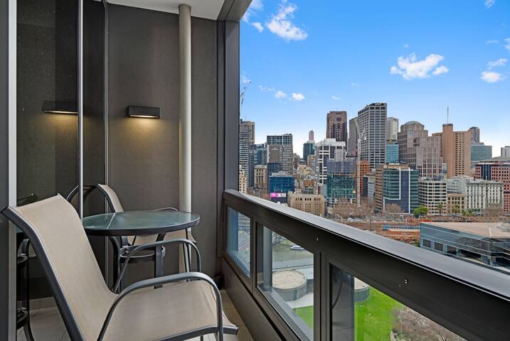 Freshwater PL- Stylish City View Apt. with Balcony gallery image 4