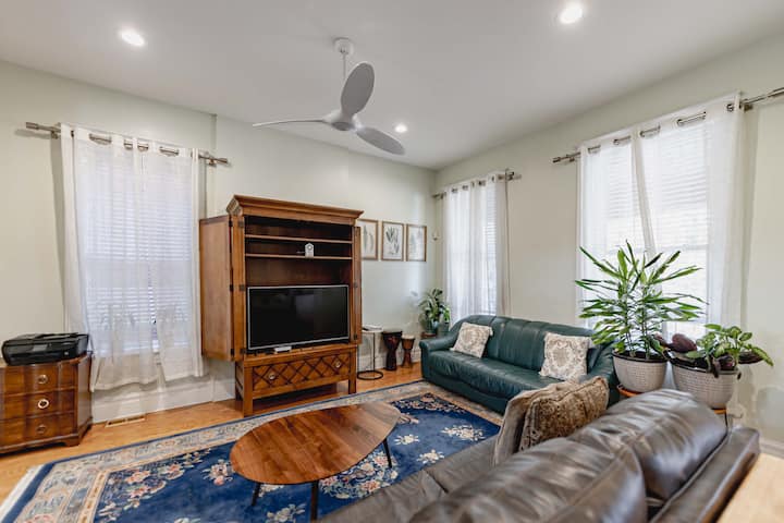 Emerald Entrance: Your Airbnb Leafy Getaway