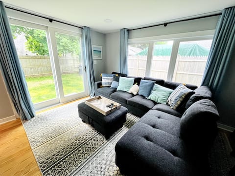 Top Airbnb: La Petite Maison: Comfy Home Steps From The Beach in West Yarmouth