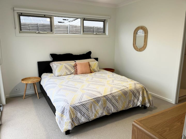 Chumba kikuu cha kulala kilicho na Kitanda aina ya King, Wir KUBWA zaidi na Ensuite.
Ufikiaji wa mlango unaoteleza nje kwenye sitaha/eneo la baraza.